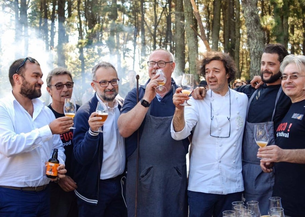 Due bicchieri di cocktail Spritz sul tavolo del ristorante, tondi