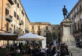 La statua di Carlo V in piazza Bologni di Palermo