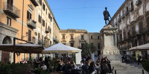 La statua di Carlo V in piazza Bologni di Palermo